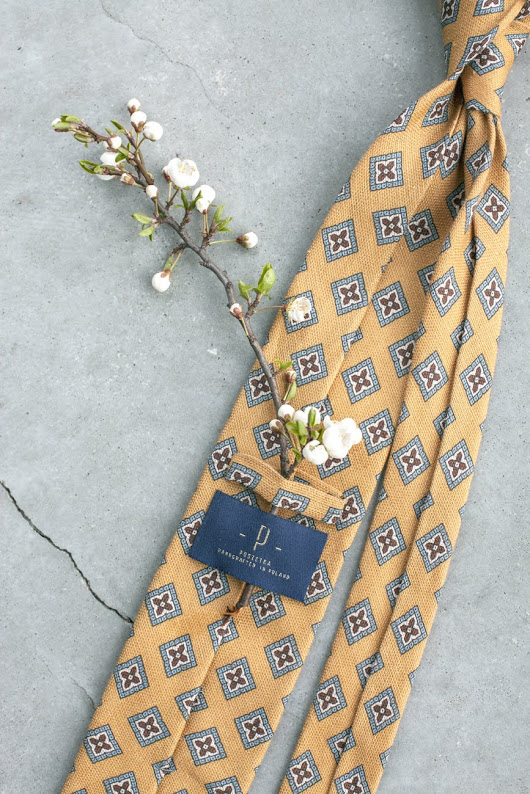 żółty krawat z drukowanego lnu