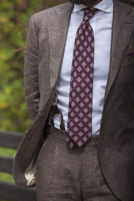 brązowy garnitur i lniany krawat